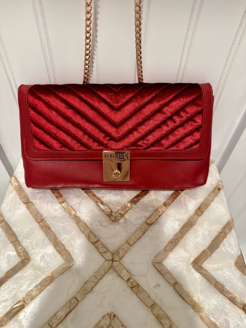 NWOT GUESS Red Quilted Crossbody with Gold Chain - Picture 3 of 5